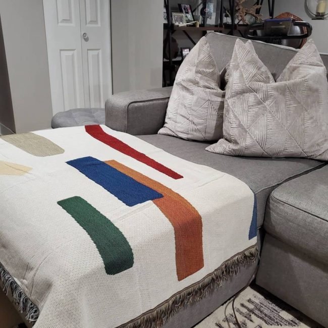 17 Easy Ways to Style Your Home with Throw Blankets | Realicozy