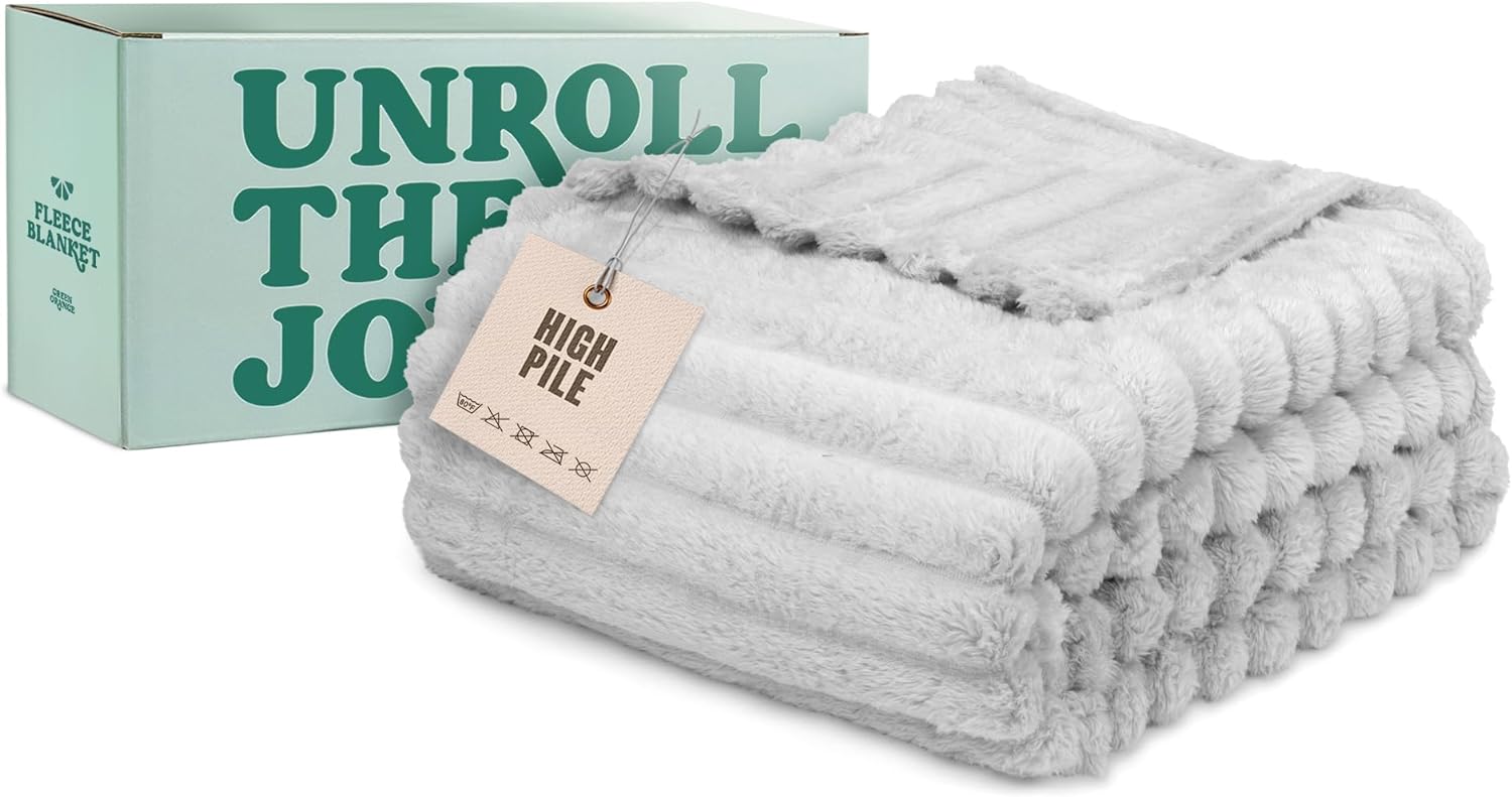 Hygge Gifts under 25$ — Hypoallergenic Fleece Blanket