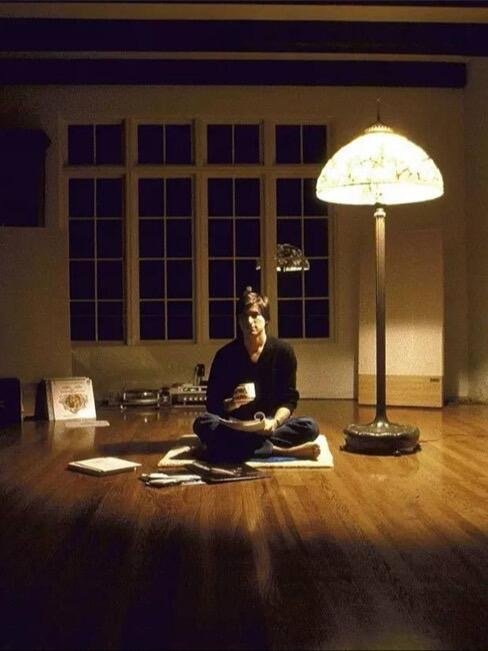 Steve Job's Living Room with A giant Tiffany Floor Lamp